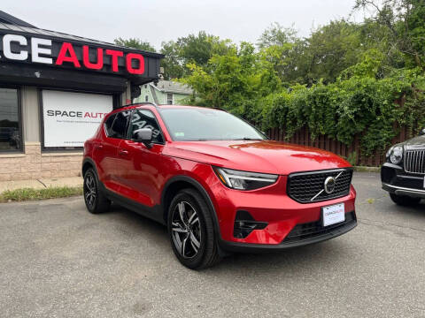 2023 Volvo XC40 B5 Plus Dark Theme
