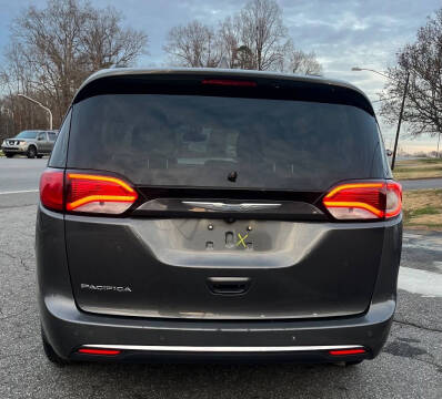 2017 Chrysler Pacifica Touring-L