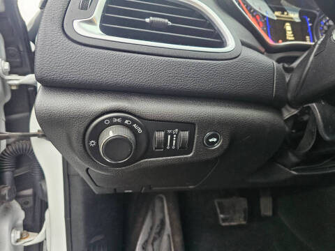 2016 Chrysler 200 LX