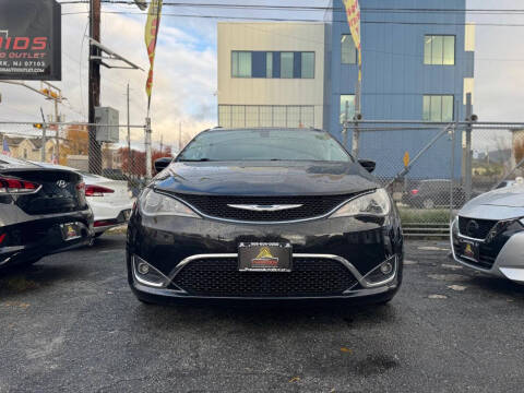 2017 Chrysler Pacifica Touring-L Plus