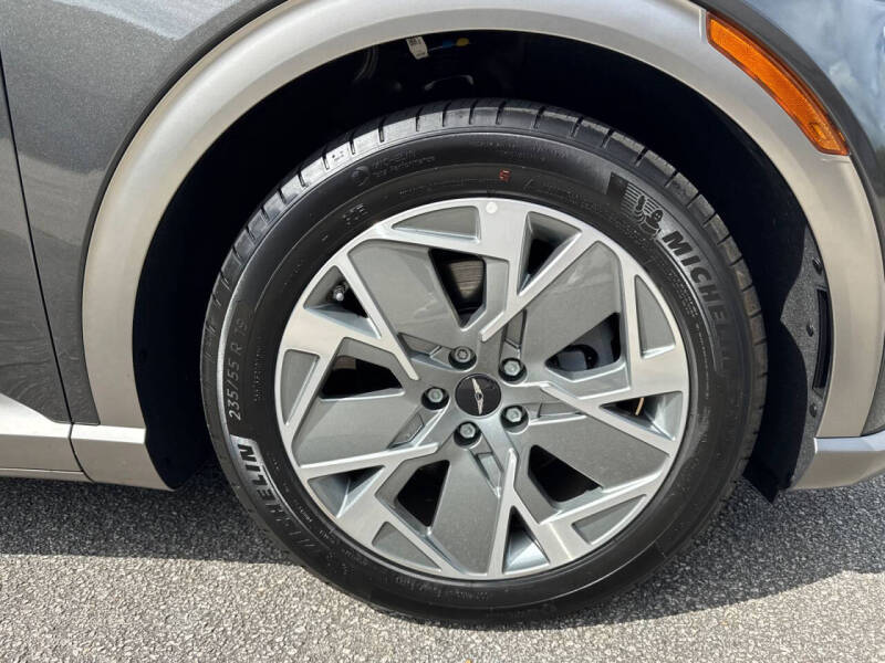 2025 Genesis GV60 Standard