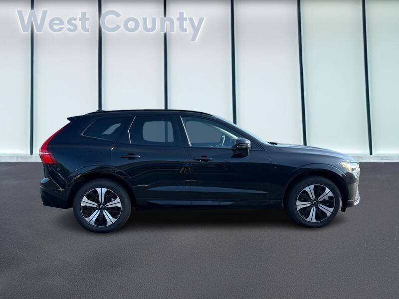 2025 Volvo XC60 T8 Core Dark Theme