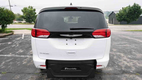 2022 Chrysler Voyager LX