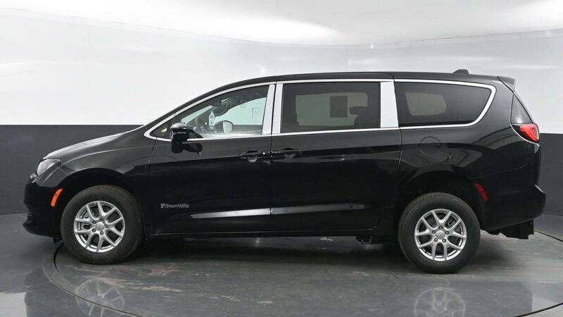 2025 Chrysler Voyager LX