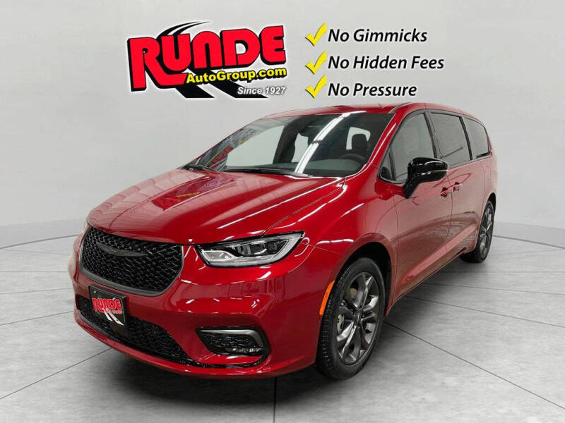 2026 Chrysler Pacifica Select's photo