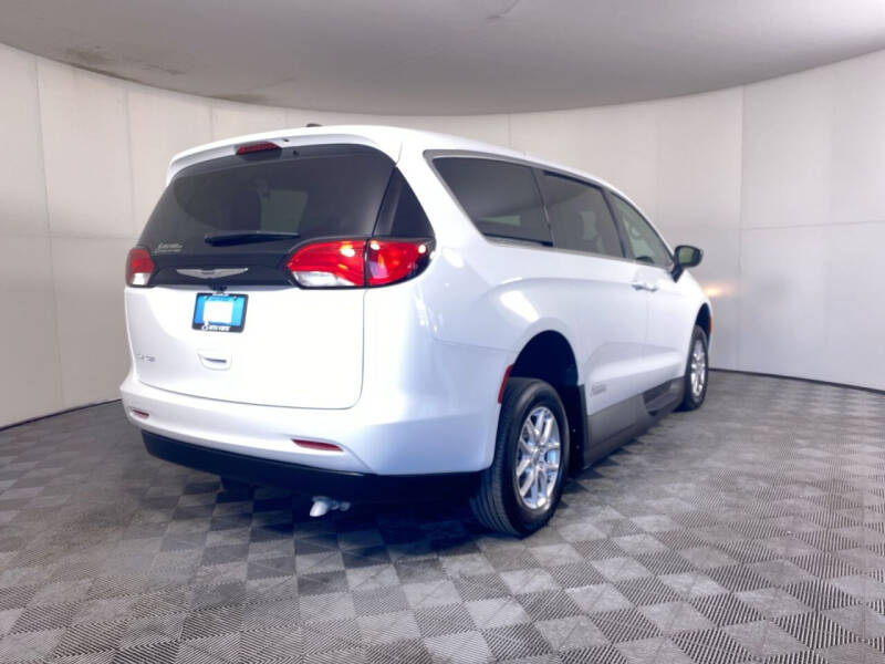 2024 Chrysler Voyager LX