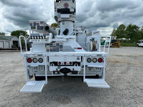 2013 International 7300 Digger Derrick Truck