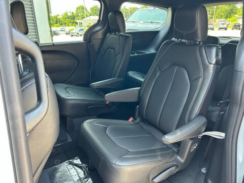 2025 Chrysler Voyager LX