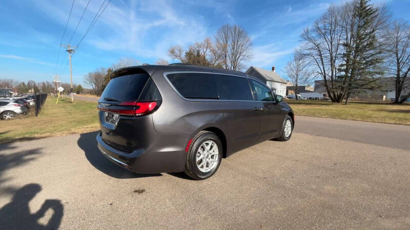 2022 Chrysler Pacifica Touring L photo 5