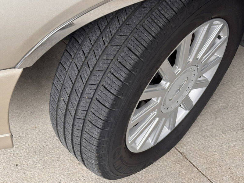 2005 Lincoln Town Car Signature Limited