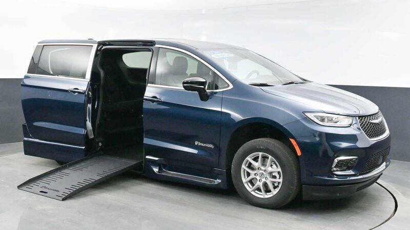 2025 Chrysler Pacifica Select's photo