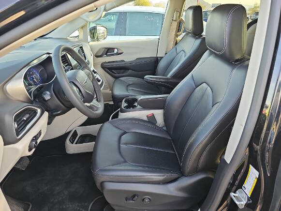 2024 Chrysler Pacifica Touring L photo 5