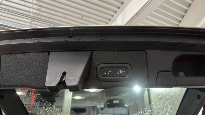 2025 Volvo XC60 T8 Plus Dark Theme