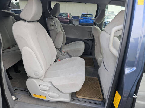 2013 Toyota Sienna LE 8-Passenger