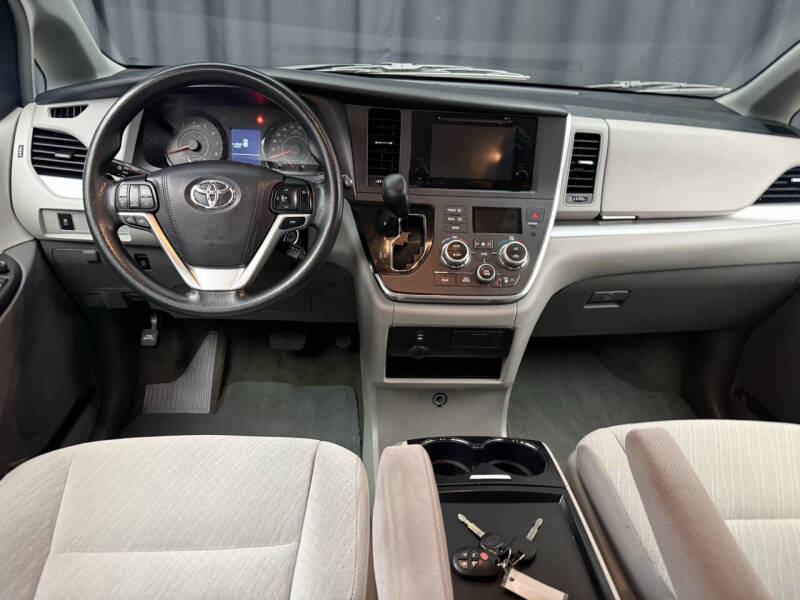 2017 Toyota Sienna LE 8-Passenger