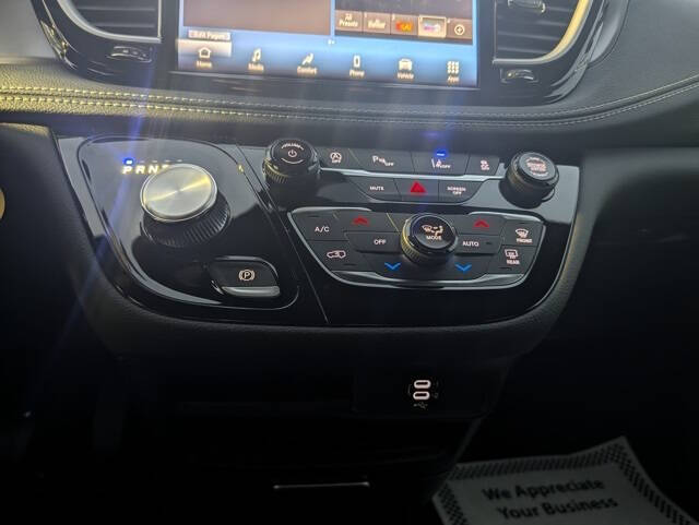 2026 Chrysler Pacifica Select