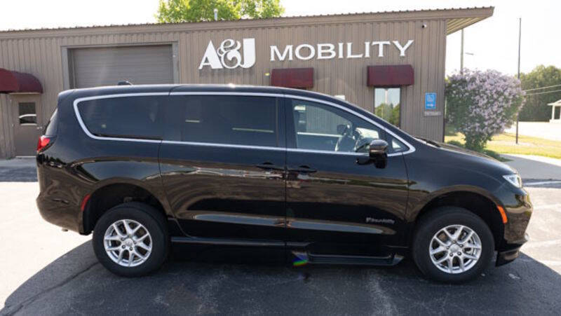 2025 Chrysler Pacifica Select