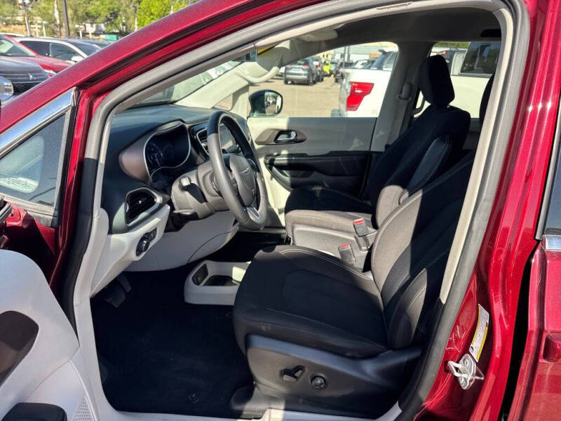 2022 Chrysler Voyager LX