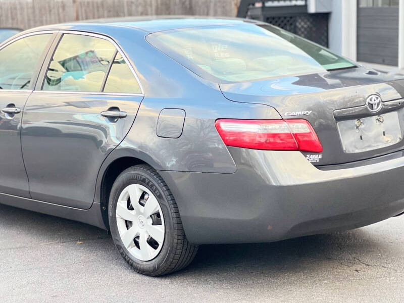 2009 Toyota Camry LE photo 12