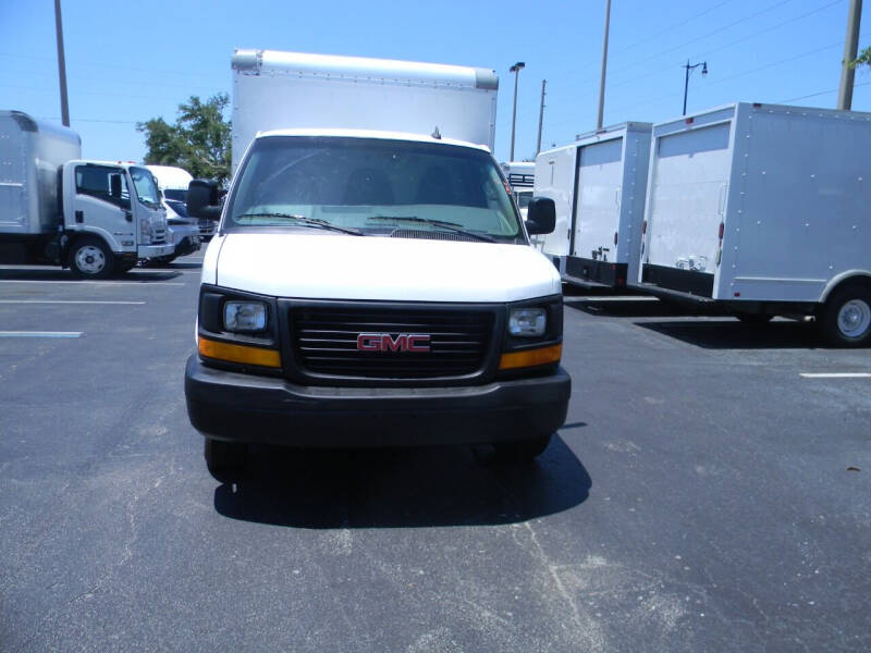 2017 GMC Savana Cutaway Work Van photo 3