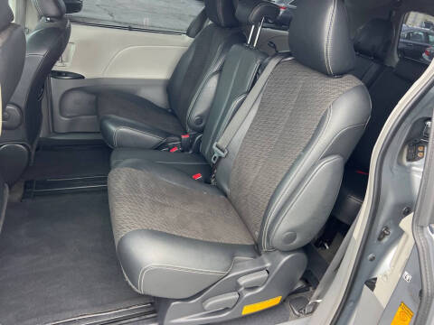 2013 Toyota Sienna SE 8-Passenger