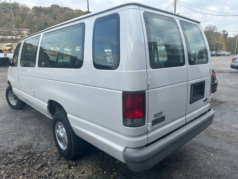 1999 Ford Econoline Wagon XL photo 3