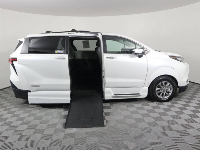 Used 2022 Toyota Sienna XLE with VIN 5TDJRKEC2NS076686 for sale in Tucker, GA