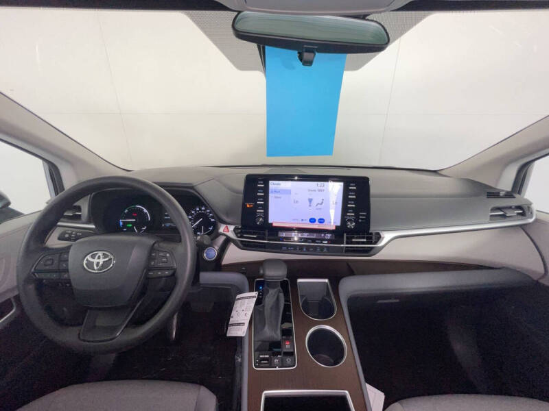 2024 Toyota Sienna LE 8-Passenger