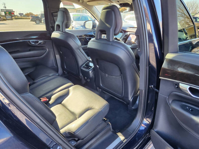 2017 Volvo XC90 T6 Momentum