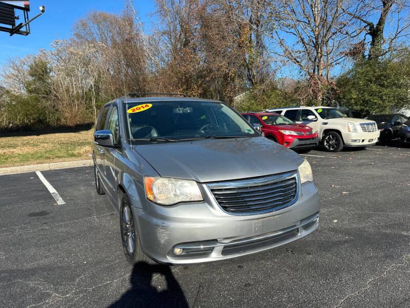 2014 Chrysler Town & Country Touring-L's photo