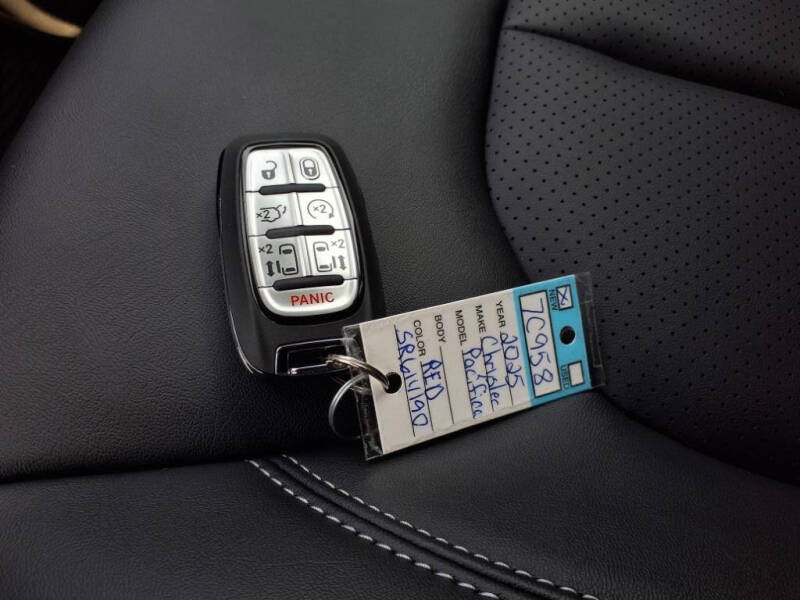 2025 Chrysler Pacifica Select