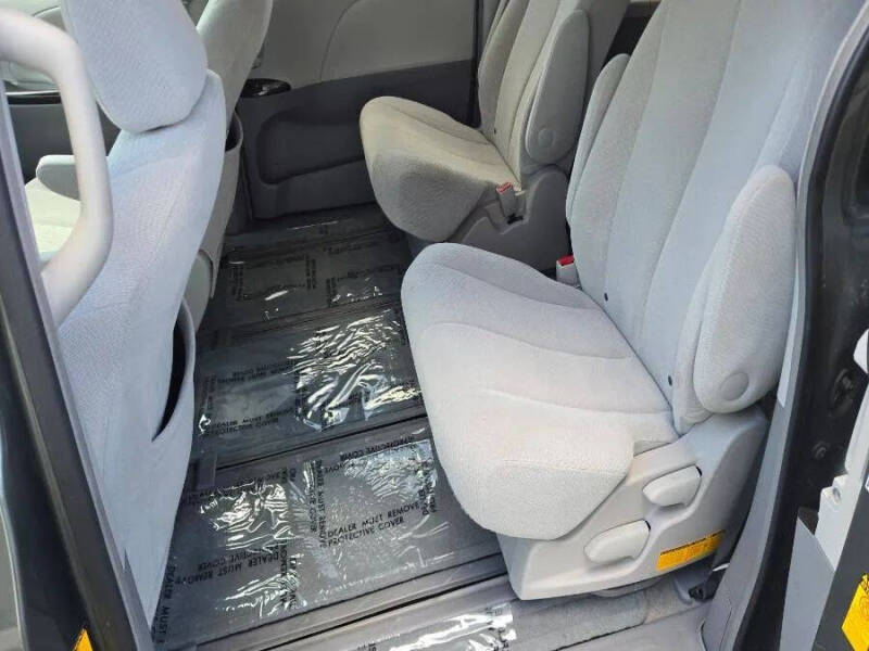 2014 Toyota Sienna LE 7-Passenger