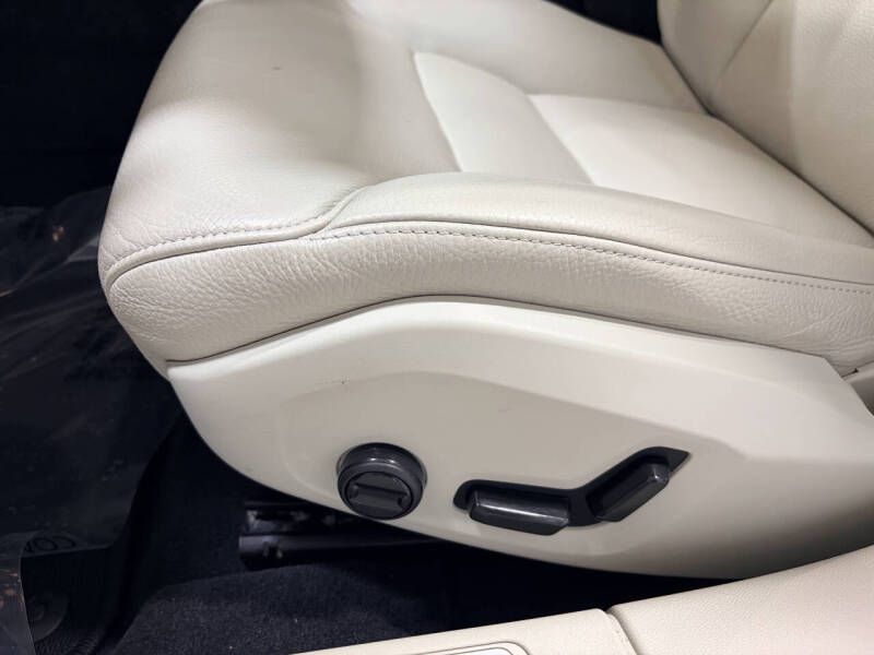 2024 Volvo S60 Recharge T8 Core Dark Theme