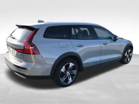 2025 Volvo V60 Cross Country B5 Plus