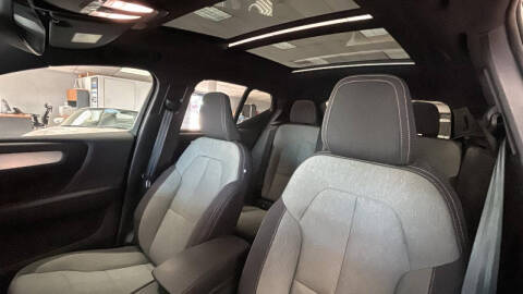 2024 Volvo XC40 B5 Core Dark Theme