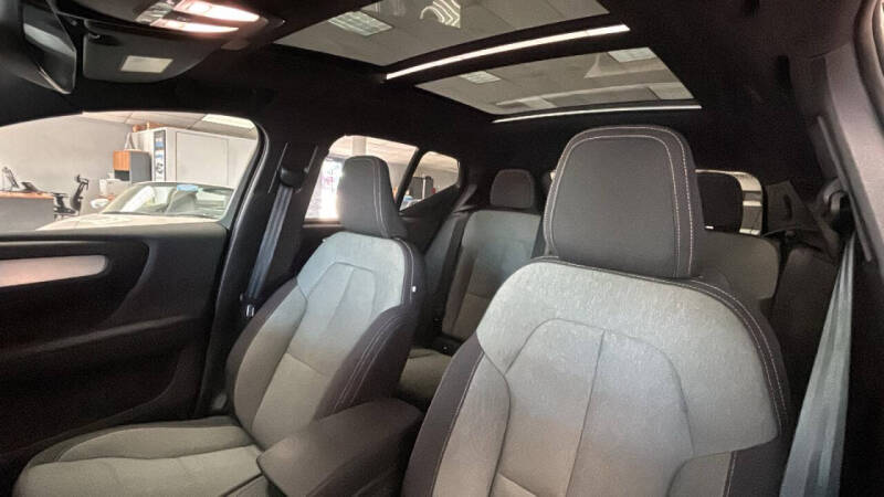 2024 Volvo XC40 B5 Core Dark Theme