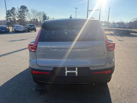 2024 Volvo XC40 B5 Ultimate Dark Theme