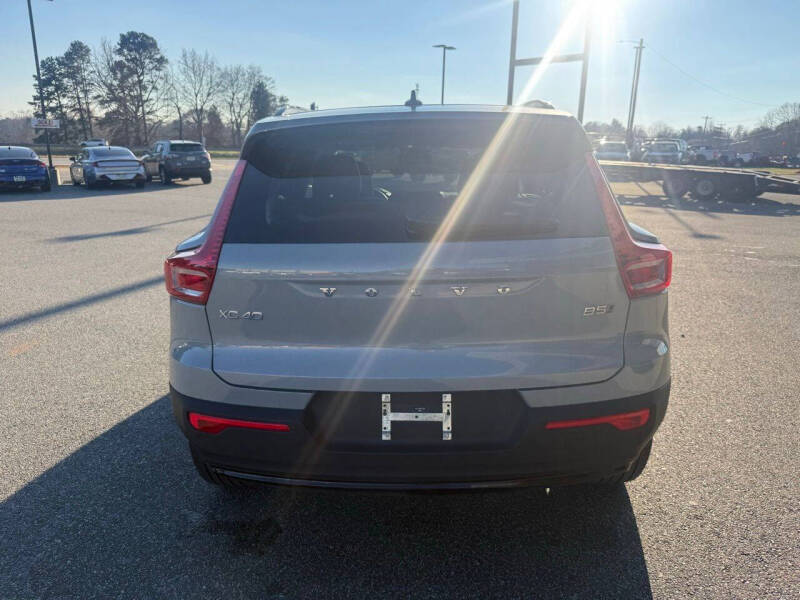 2024 Volvo XC40 B5 Ultimate Dark Theme