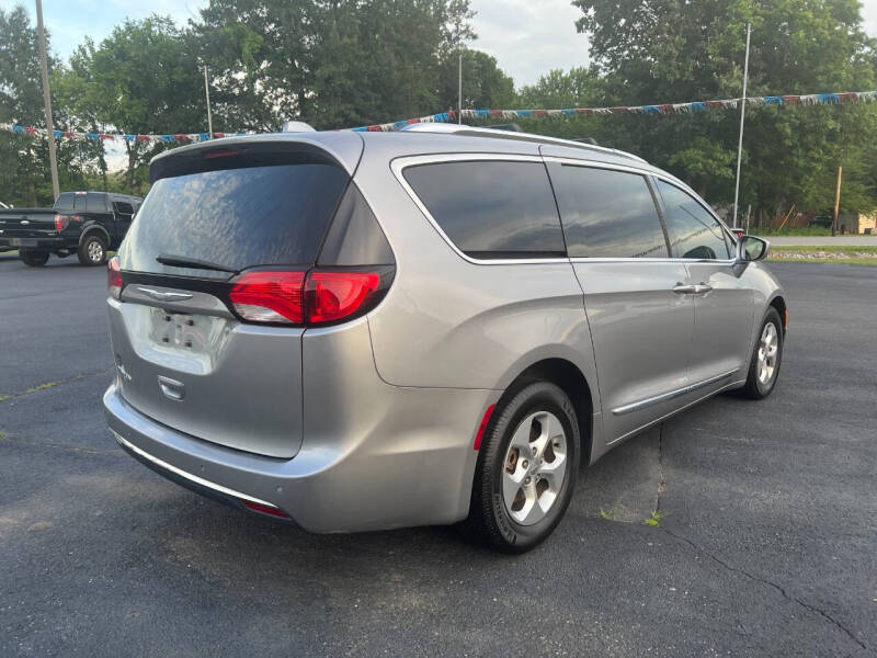 2017 Chrysler Pacifica Touring-L Plus