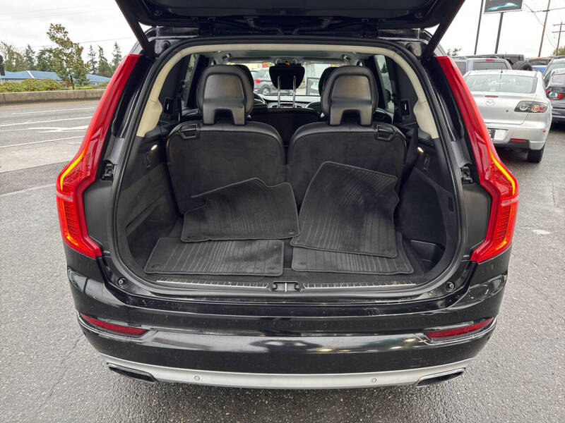 2016 Volvo XC90 T6 Momentum