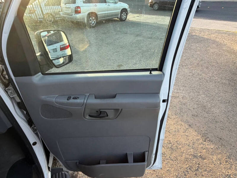 2004 Ford E-Series E-150 Chateau