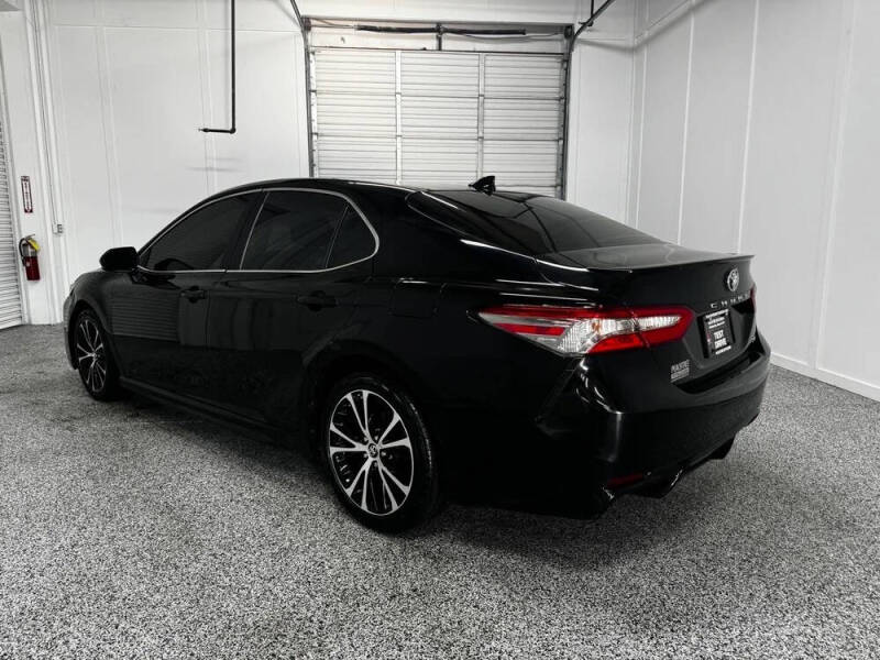 2019 Toyota Camry SE photo 6