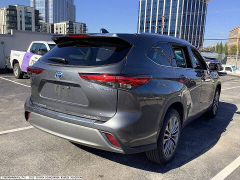 2022 Toyota Highlander Hybrid Platinum