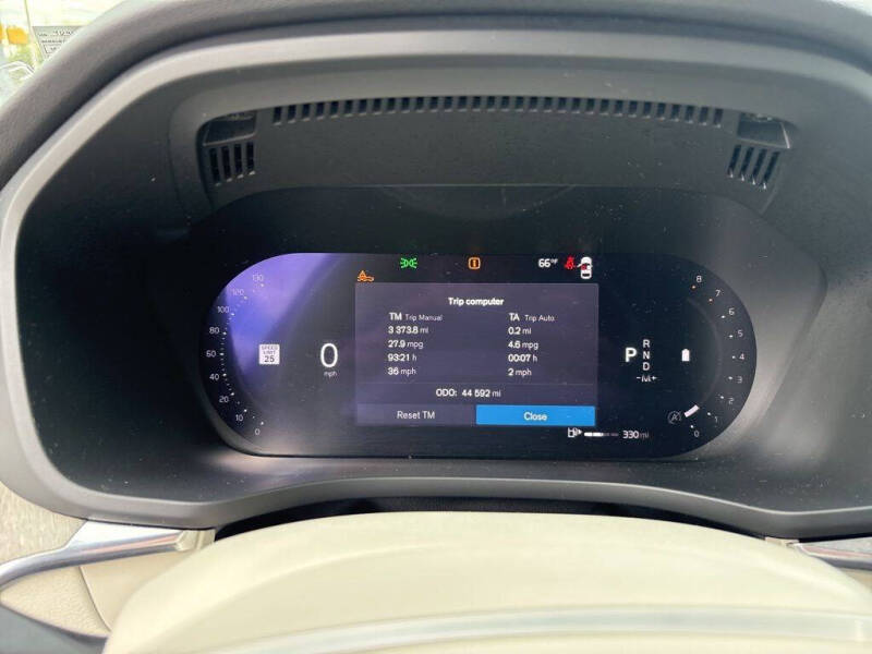 2023 Volvo XC60 B5 Plus Bright Theme