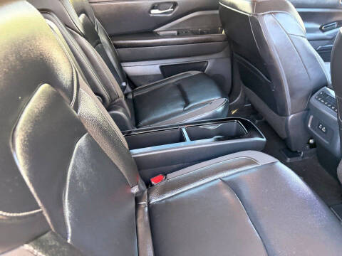 2024 Nissan Pathfinder SL