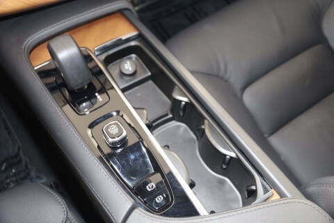 2025 Volvo XC90 B5 Plus Bright Theme