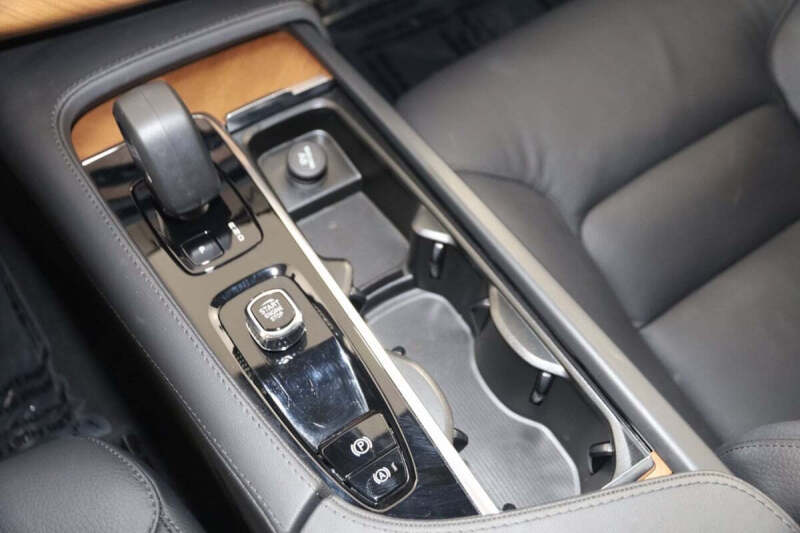 2025 Volvo XC90 B5 Plus Bright Theme