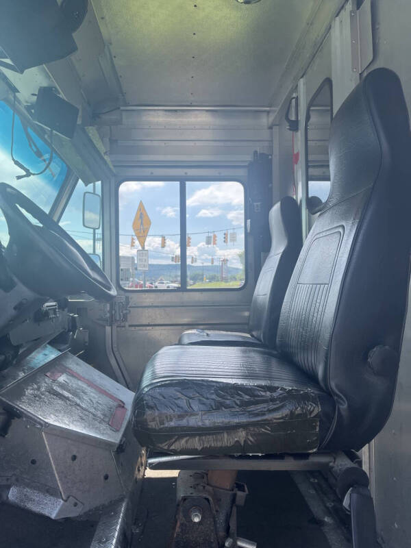 2017 Ford Econoline - Photo 9