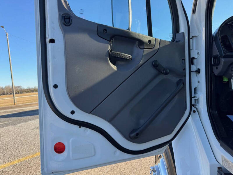 2012 Freightliner M2 106