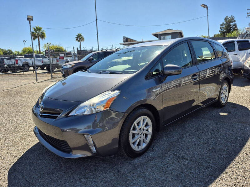 2013 Toyota Prius v Three's photo